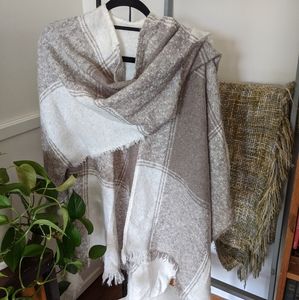 Beige/white stylish shawl